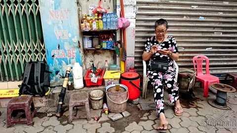 Hà Nội: Bà cháo sườn, ông trà đá nép vỉa hè mưu sinh
