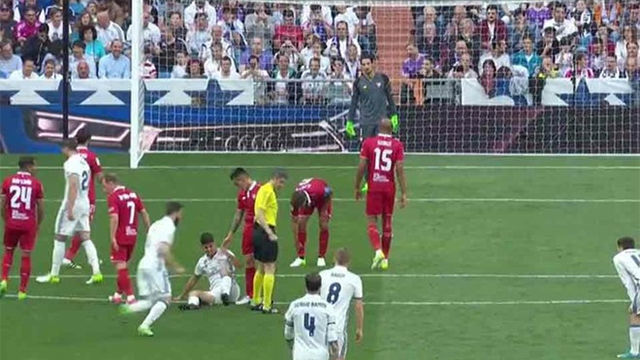 Ronaldo đánh người, trọng tài