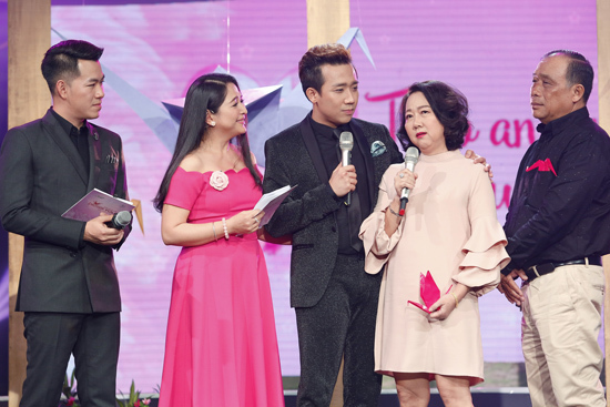 Lần đầu tiên bố mẹ Trấn Thành bật khóc vì con trên truyền hình