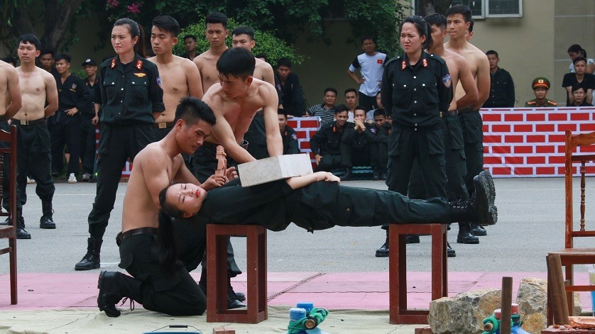 Học viên cảnh sát đỡ dao bằng bụng, dùng yết hầu đẩy thương nhọn