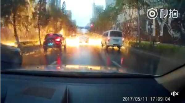 Khoảnh khắc sét đánh kinh hoàng, tia lửa bắn tung tóe