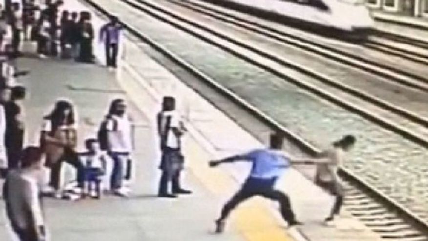 Thiếu nữ tự vẫn được cứu khỏi mũi tàu trong gang tấc