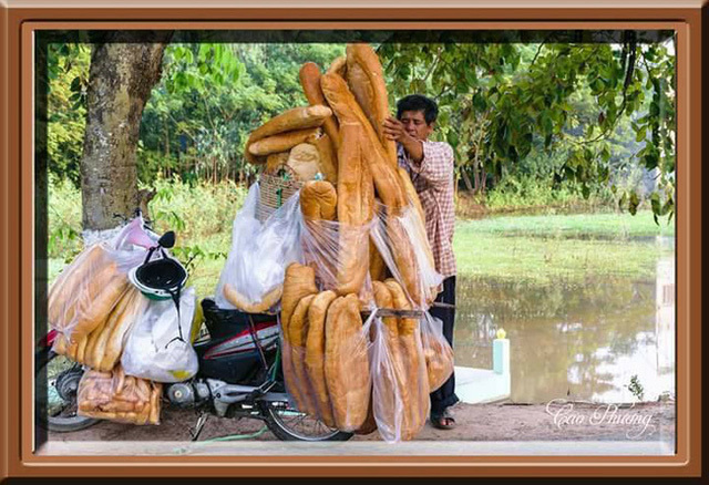 Xôn xao bánh mì khổng lồ thu hút người dân ở An Giang