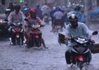 Mưa như trút hơn 2 giờ, đường Sài Gòn ngập nặng