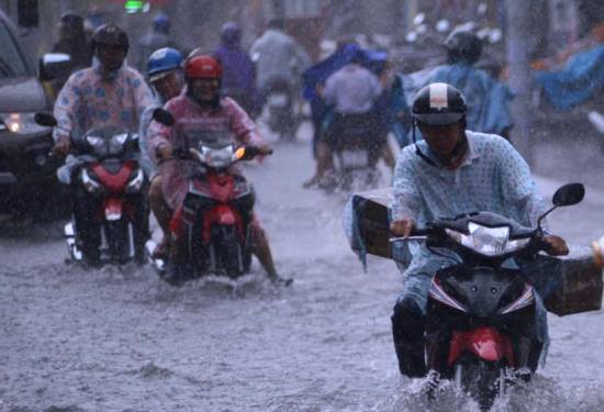 Mưa như trút hơn 2 giờ, đường Sài Gòn ngập nặng