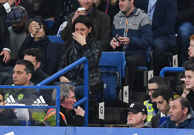 Vợ Conte bật khóc trong lần hiếm hoi xem Chelsea