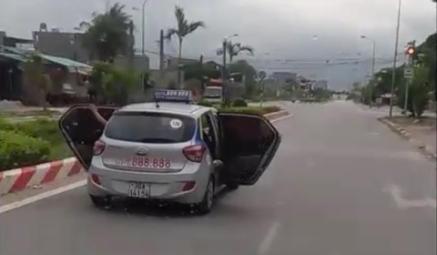 taxi mở bung cửa