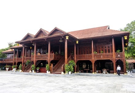 Cận cảnh ngôi nhà gỗ lim có giá 200 tỷ của đại gia Điện Biên