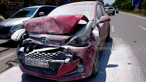 Xế hộp bất ngờ bốc cháy giữa phố Hà Nội