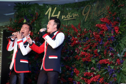 Mr Đàm tặng Dương Triệu Vũ chiếc vỏ gối tự thêu và đính hoa tỉ mỉ