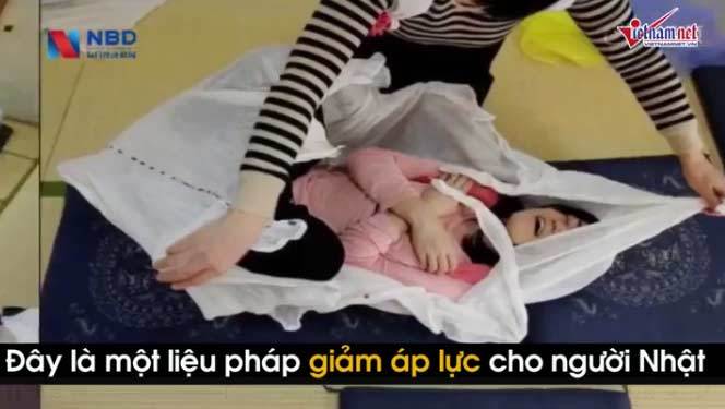 'Quấn tã cho người lớn': Cách xả stress kỳ lạ mà hiệu quả