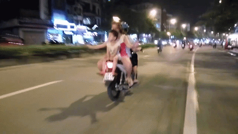 Hai đứa trẻ ngồi ngược trên yên xe máy phóng vun vút ở Hà Nội