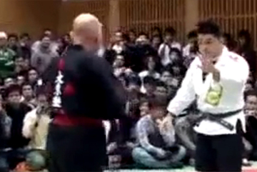 Võ sĩ MMA hạ gục võ sư đai đen Aikido chóng vánh không ngờ