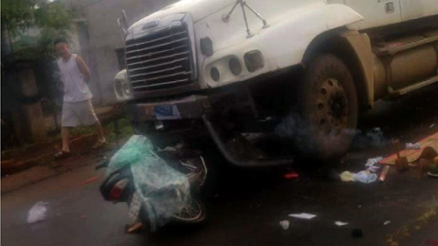 Xe máy phi tốc độ cao dính chặt đầu container, 1 người tử vong