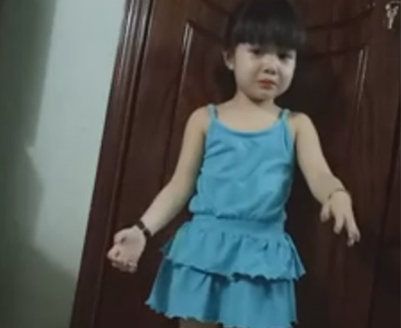 Cô bé mếu máo đáng yêu khi bị mẹ 'bắt quả tang' tự tô son