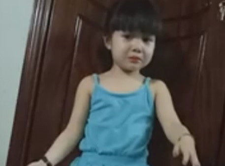 Cô bé mếu máo đáng yêu khi bị mẹ 'bắt quả tang' tự tô son