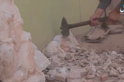 Phiến quân IS dùng búa đập nát cổ vật tại Syria
