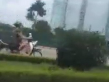 Mẹ đi ngược chiều, chở con nhỏ bằng 1 tay