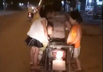 Kiểu chở con 'thí mạng' trên xe máy của bố mẹ Việt