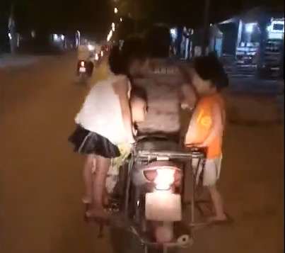 Kiểu chở con 'thí mạng' trên xe máy của bố mẹ Việt