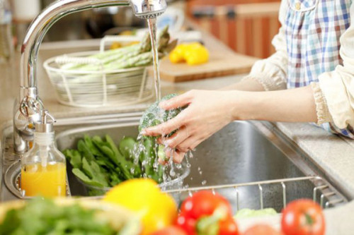 Sai lầm nghiêm trọng khi rửa rau đang rước bệnh vào nhà