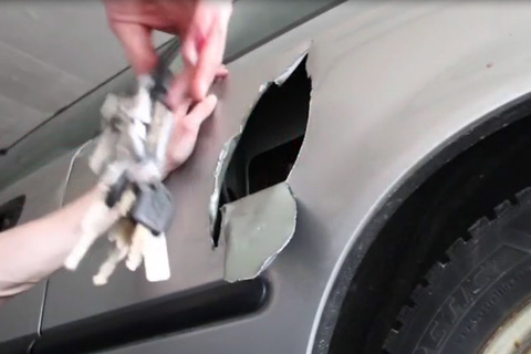 Làm thế nào để lấy chìa khóa bỏ quên trong xe?