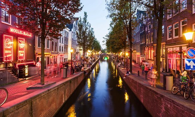 Phố đèn đỏ Amsterdam nổi tiếng với không gian âm u và quyến rũ. Hình ảnh này sẽ mang đến cho bạn cảm giác trầm lắng và đầy thú vị với những màu sắc đặc trưng của thành phố này.