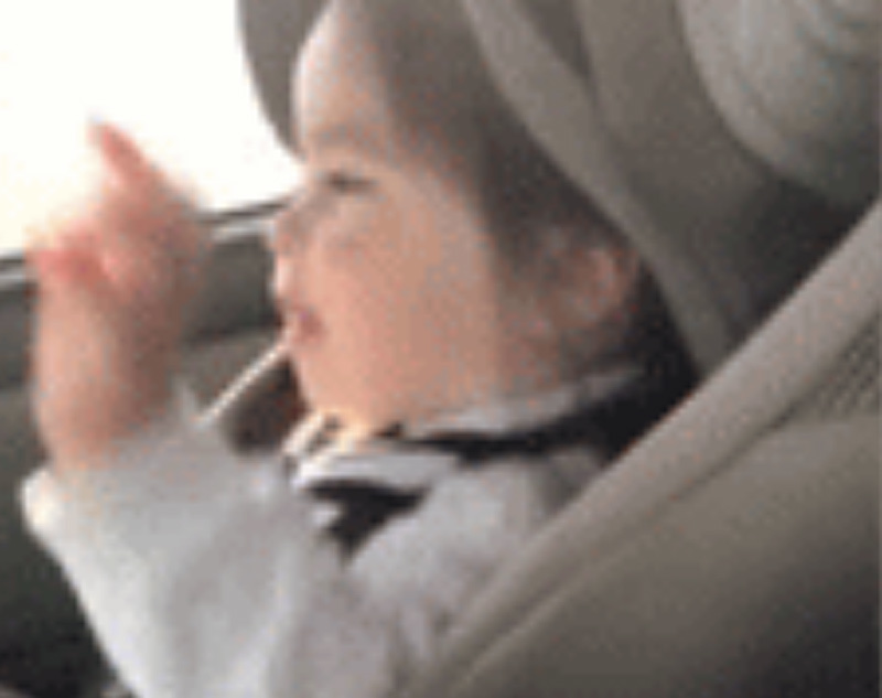 Bé gái 'quẩy' theo đúng điệu nhạc khi đang ngồi trong ôtô