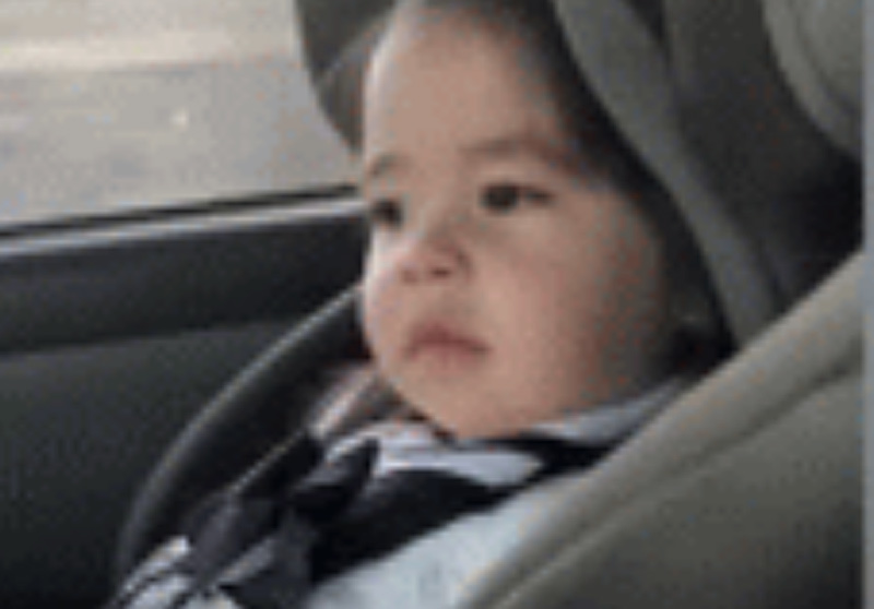 bé gái quẩy theo điệu nhạc