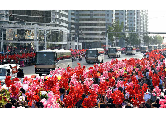 Triều Tiên rợp cờ hoa mừng phóng tên lửa thành công