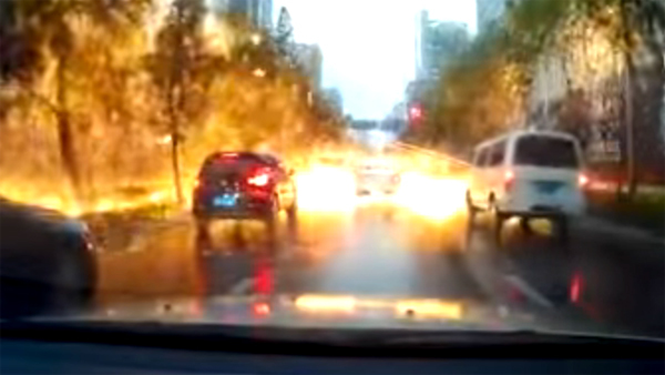 Sét đánh kinh hoàng, trút mưa tia lửa xuống đường