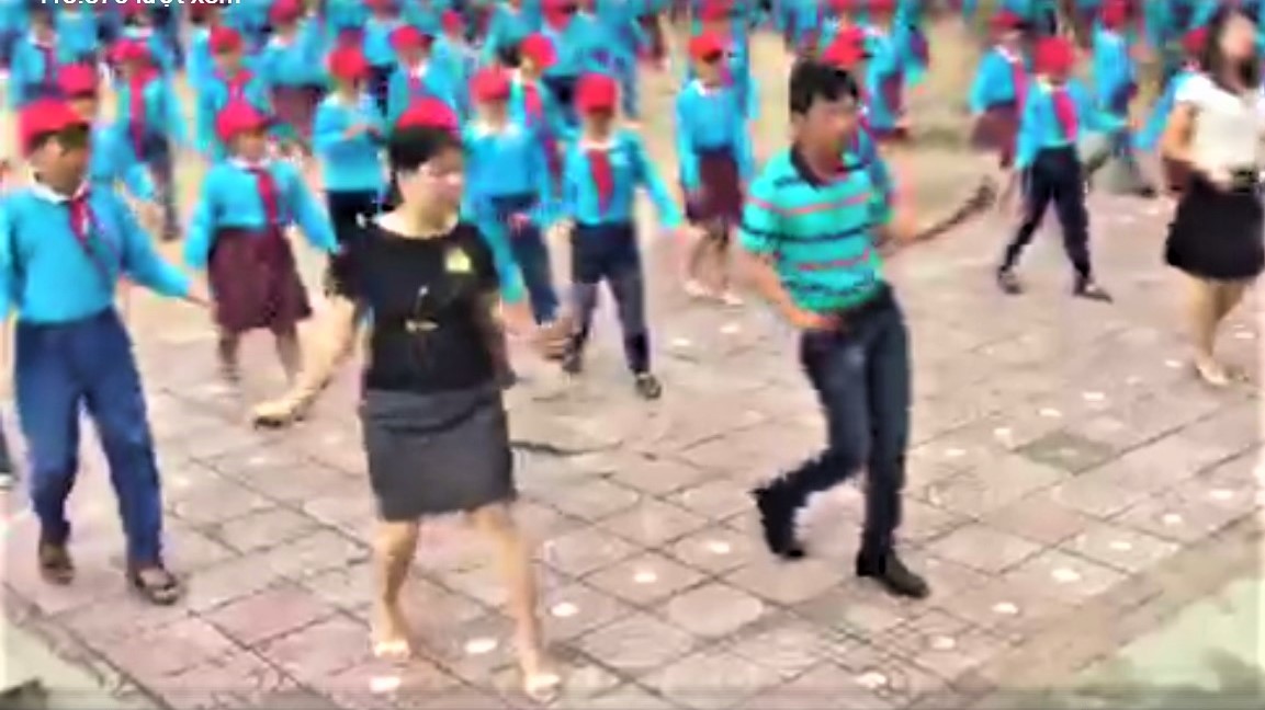 Thầy cô giáo nhảy cùng học sinh tiểu học đầy ấn tượng