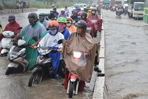 Người Sài Gòn khốn đốn vượt qua con đường biến thành sông