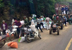 Hàng chục người dân 'hôi của' sau vụ tai nạn chết người