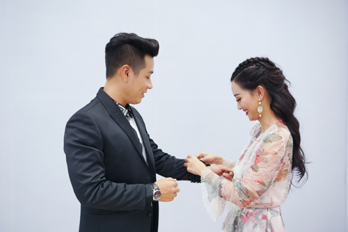 Nguyên Khang mặc trang phục 4.000 USD dẫn chung kết The Voice