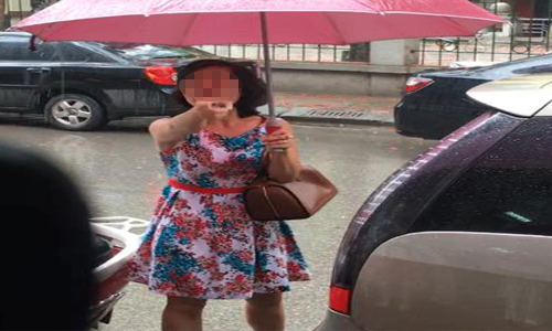 Đỗ ô tô chắn cửa hàng bị nhắc, người phụ nữ còn chỉ mặt quát lại