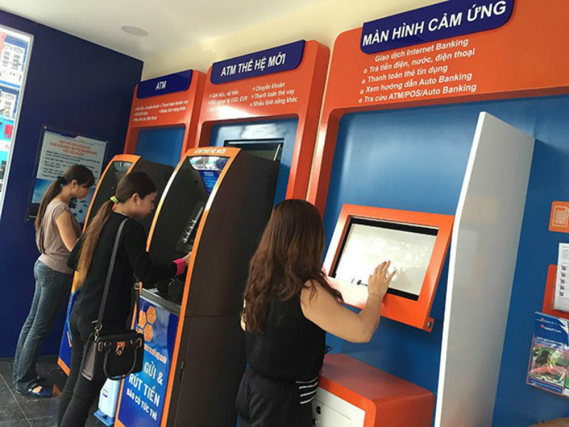 Nạy phá hộc tiền trụ ATM, dùng hung khí tấn công bảo vệ