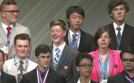 Chàng trai chế cánh tay robot bị từ chối visa đoạt giải ba tại Mỹ