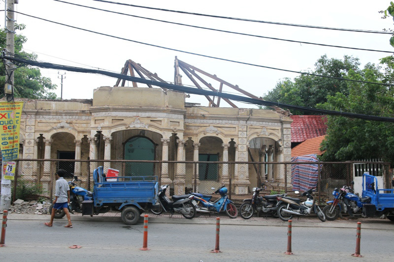 Ngồi khóc trên 'đống vàng'