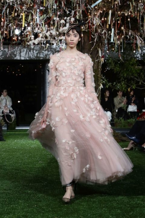 Có gì trong chiếc váy cưới Dior đầy mê hoặc của siêu mẫu kết hôn với tỷ phú  trẻ tuổi Evan Spiegel?