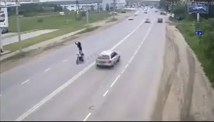 Thanh niên thả tay chạy xe và cái kết cho kẻ thích thể hiện