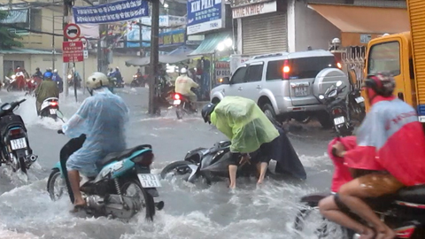 Nga xe trong mua o HCM