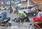 Chạy xe tự ngã trong cơn mưa ở Sài Gòn, thanh niên tử vong