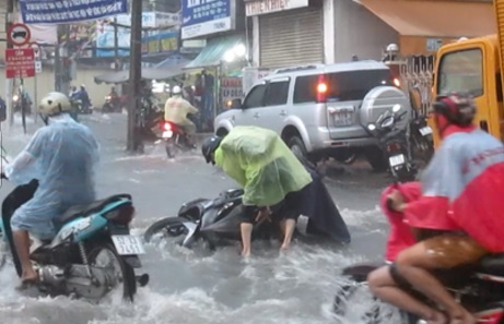 Chạy xe tự ngã trong cơn mưa ở Sài Gòn, thanh niên tử vong