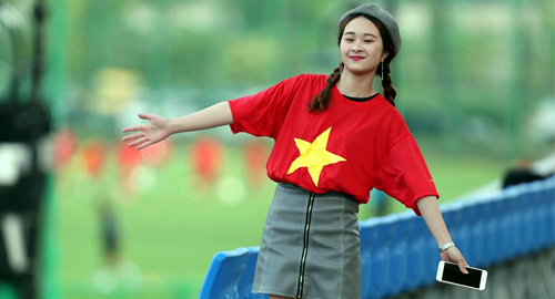 World Cup U20: Fan nữ xinh đẹp cổ vũ U20 Việt Nam