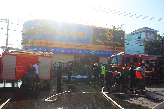 Đà Nẵng: Cháy ngùn ngụt ở siêu thị Điện máy Xanh