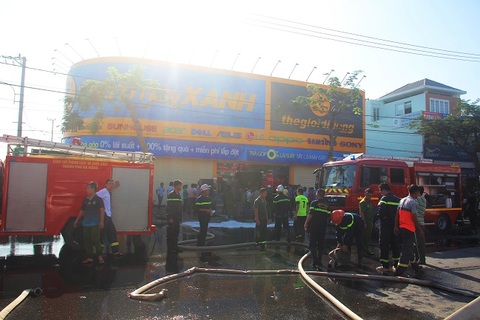 Đà Nẵng: Cháy lớn ở Điện Máy Xanh lúc rạng sáng