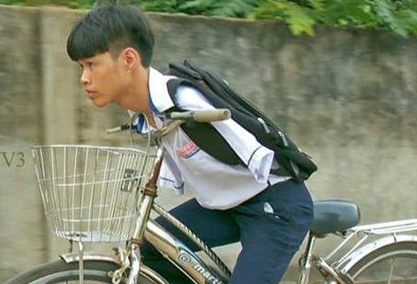 Chàng trai không tay dùng chân nấu ăn cho bố mẹ