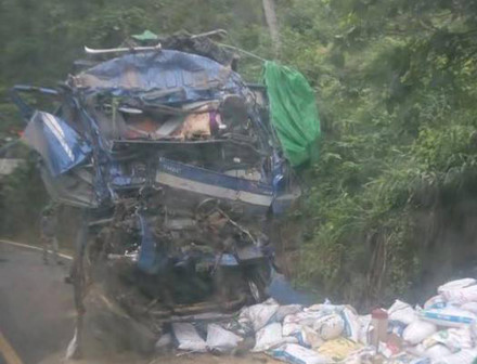 Công an nói gì việc người dân 'hôi của' sau tai nạn chết người?