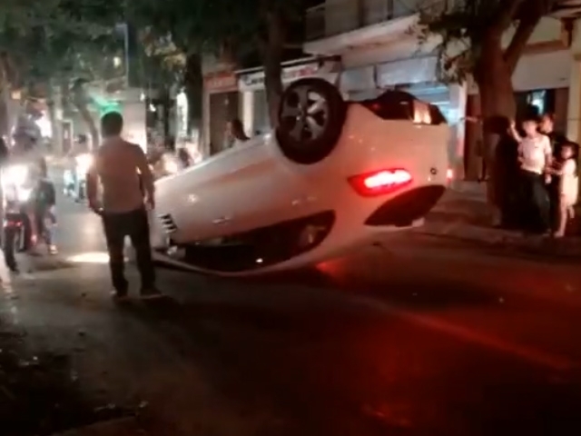 Kia Rio phơi bụng giữa phố Hà Nội sau cú đâm gốc cây